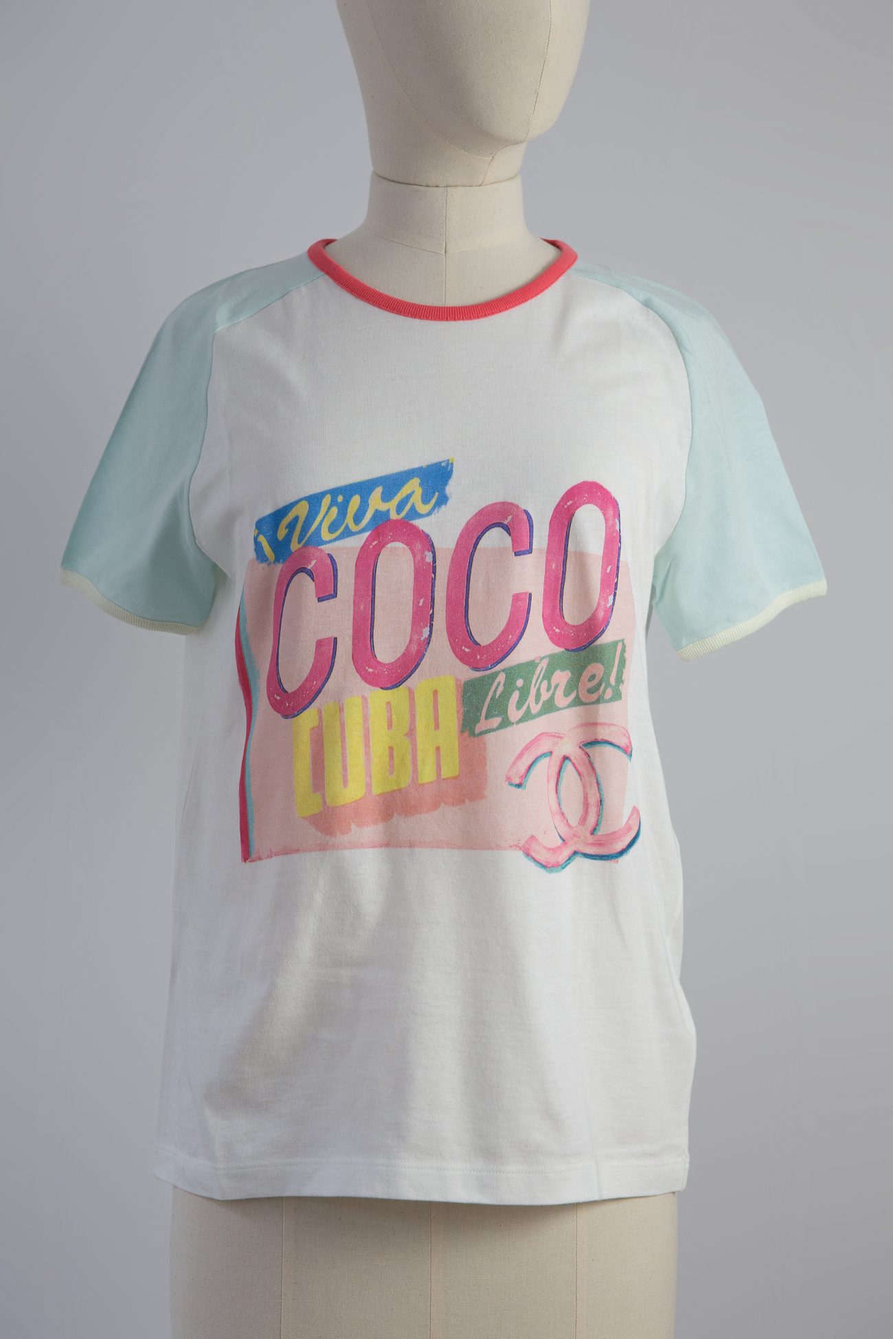 Sold at Auction: CHANEL T-Shirt COCO CUBA, Koll.: 2017 Cruise, Gr. XL.