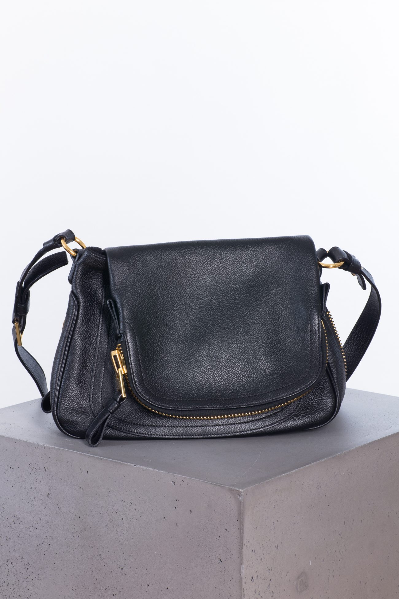 jennifer aniston black crossbody bag