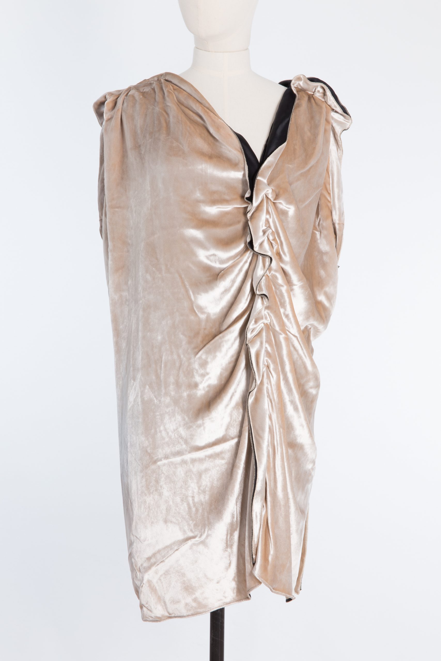 Sold at Auction: LOUIS VUITTON Robe sans manche en lin et soie blanc cassé  (taille 40) Sleveless dress in off-white linen and silk (size 4