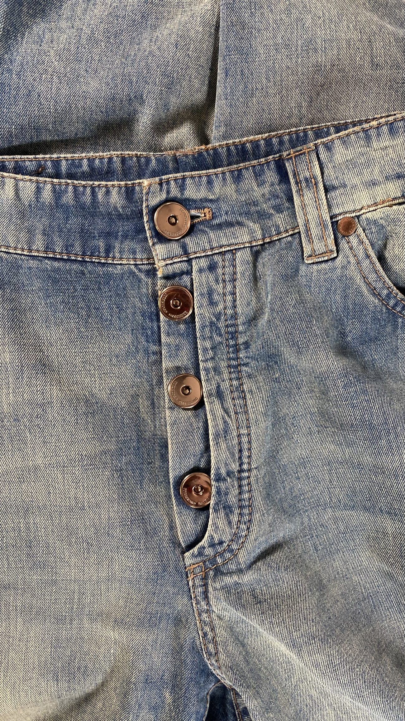 Brunello Cucinelli Jeans with 4 buttons and distressed wash pear pockets
