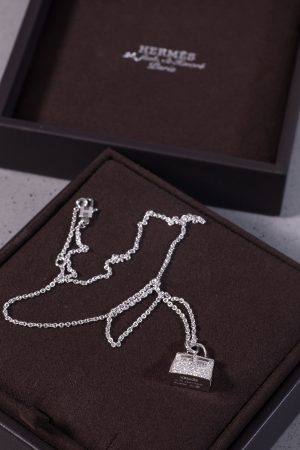 Hermes Amulettes Kelly pendant