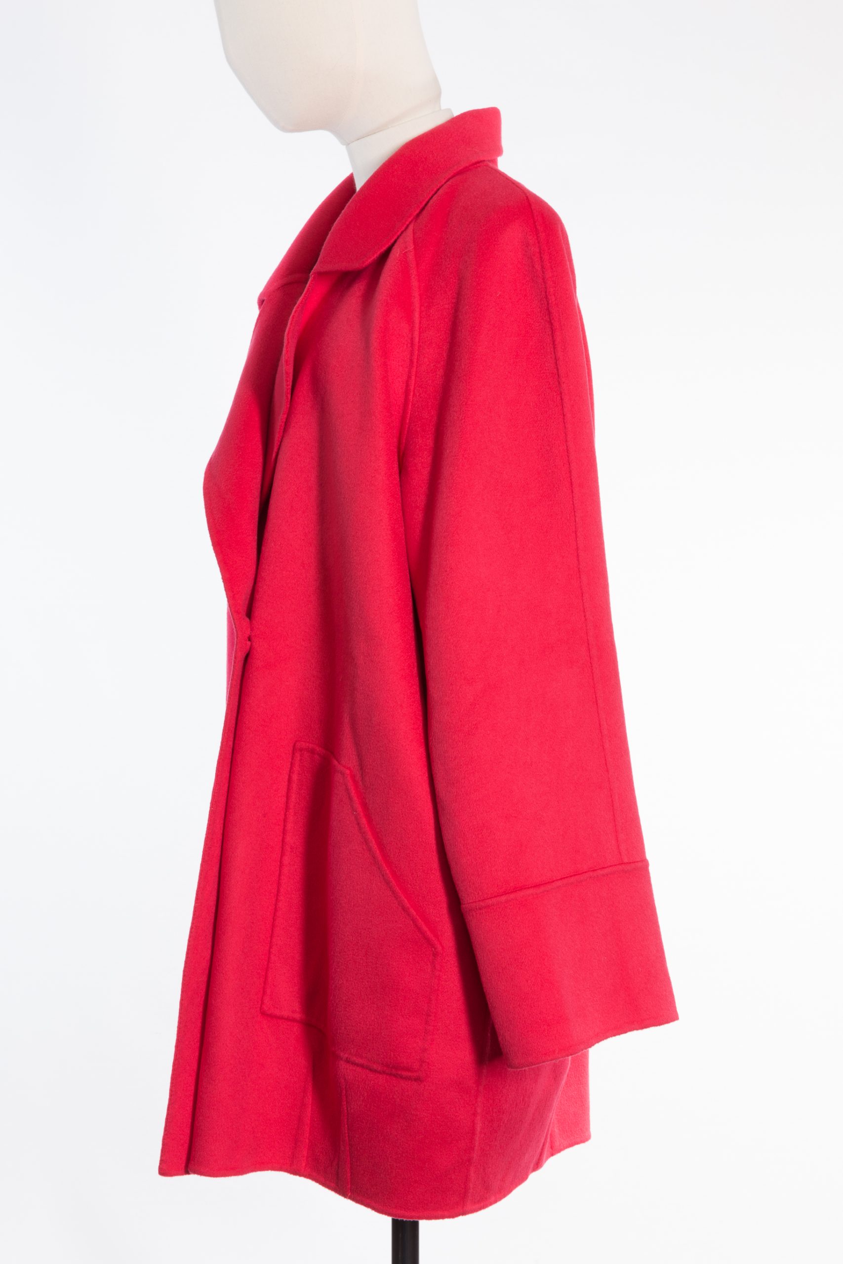 Elegant Scarlet Cashmere Coat – Iris von Arnim