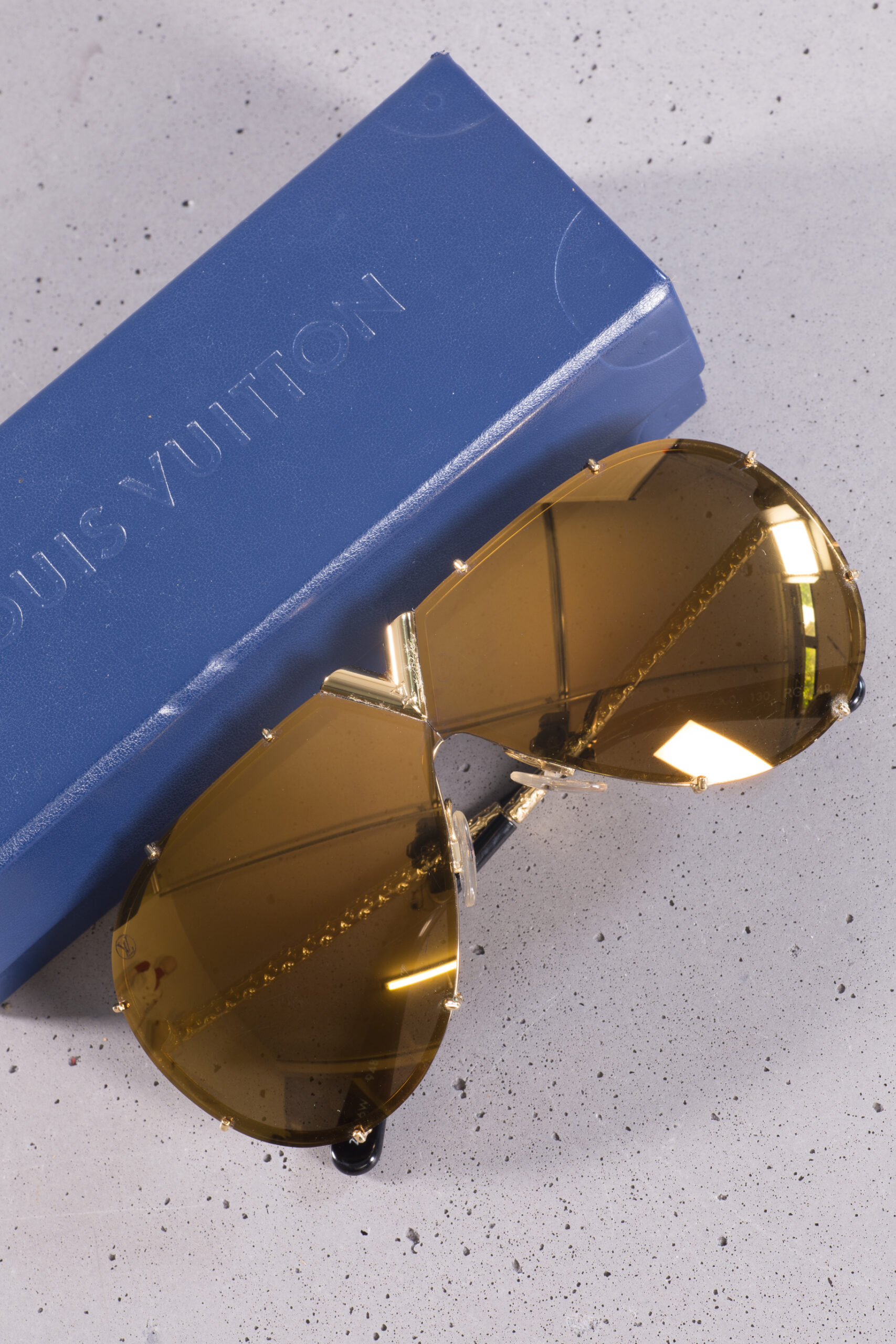 Louis Vuitton Limited Edition Rimless Aviator Sunglasses with Mirrored Lenses Louis Vuitton Limited Edition Rimless Aviator Sunglasses with Mirrored Lenses