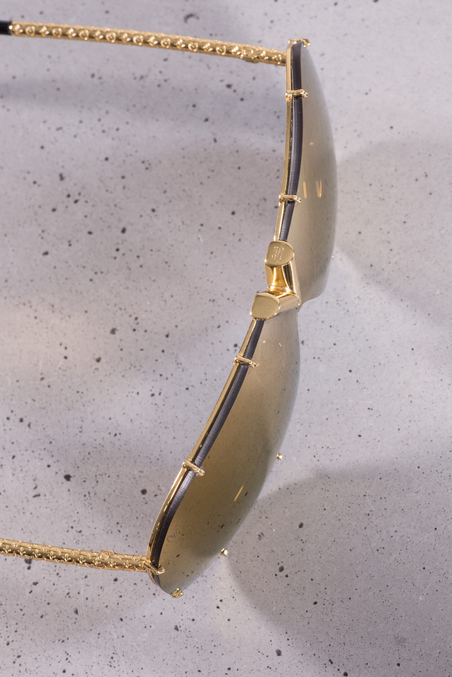 Louis Vuitton Limited Edition Rimless Aviator Sunglasses with Mirrored Lenses Louis Vuitton Limited Edition Rimless Aviator Sunglasses with Mirrored Lenses