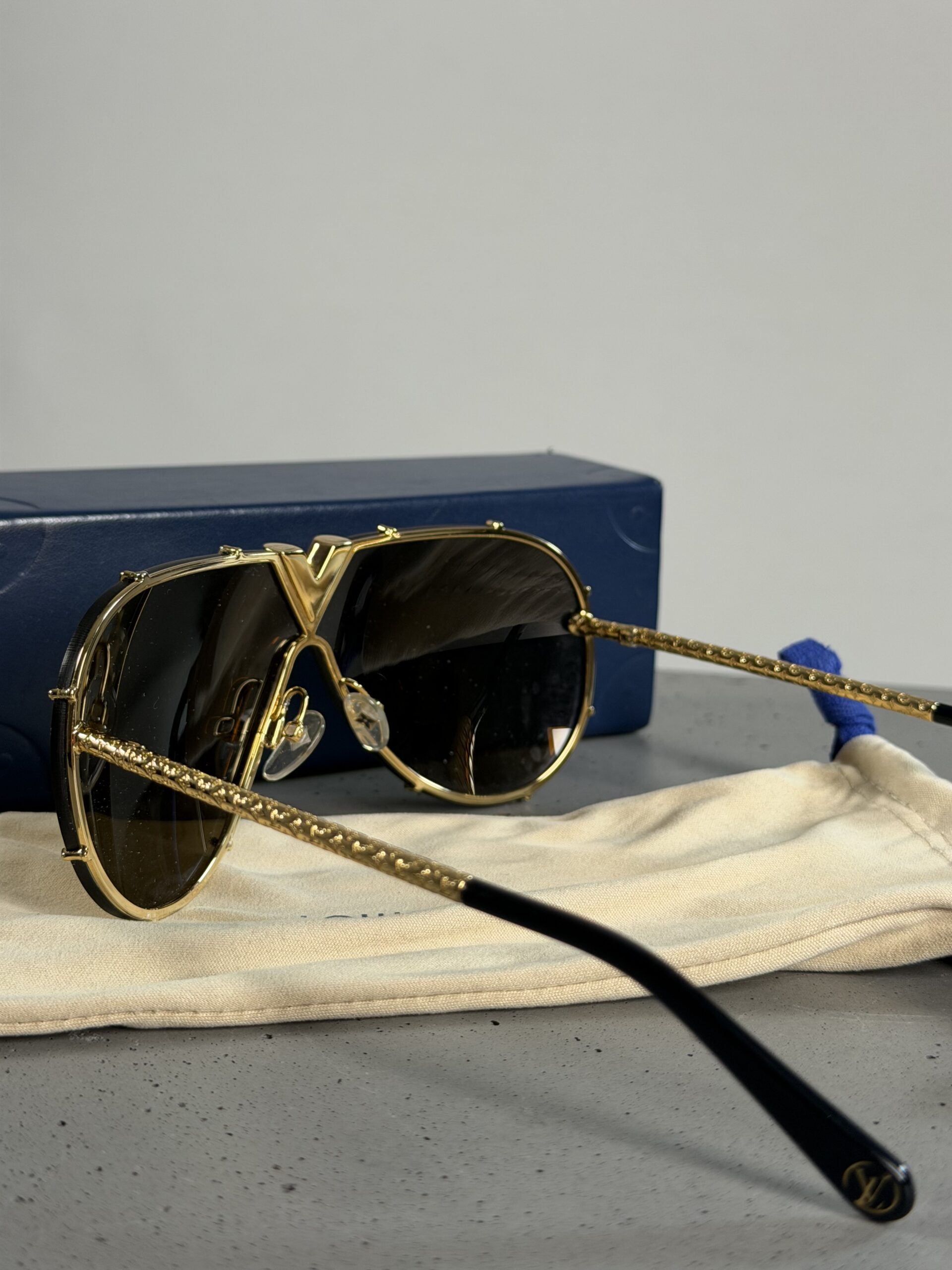 Louis Vuitton Limited Edition Rimless Aviator Sunglasses with Mirrored Lenses Louis Vuitton Limited Edition Rimless Aviator Sunglasses with Mirrored Lenses