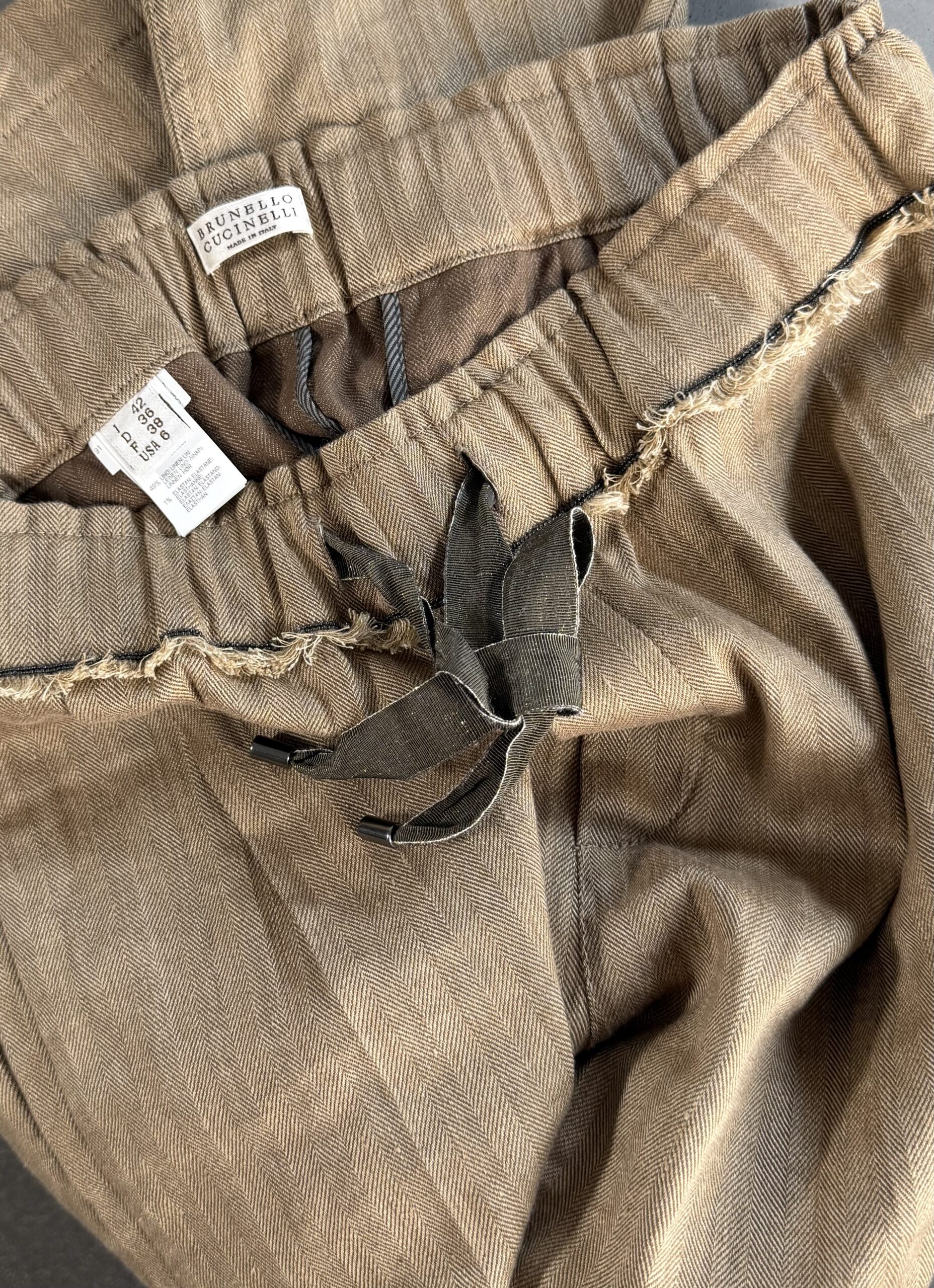 Brunello Cucinelli Herringbone Linen-Cotton Elastic Waist Trousers with Monili Detail Brunello Cucinelli Herringbone Linen-Cotton Elastic Waist Trousers with Monili Detail