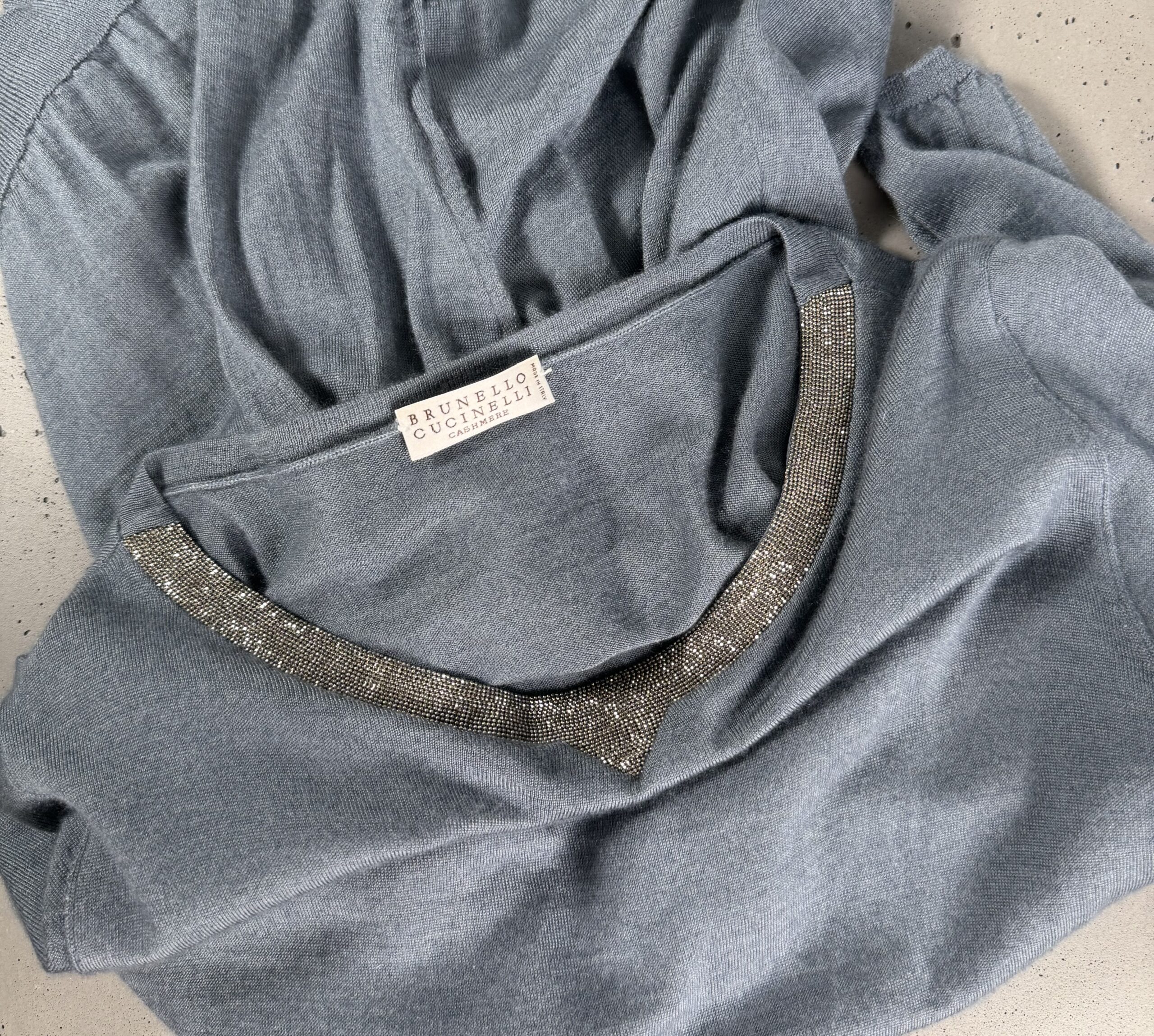 BRUNELLO CUCINELLI MONILI-TRIMMED CASHMERE ASYMMETRIC SWEATER – BLUE GREY BRUNELLO CUCINELLI MONILI-TRIMMED CASHMERE ASYMMETRIC SWEATER – BLUE GREY