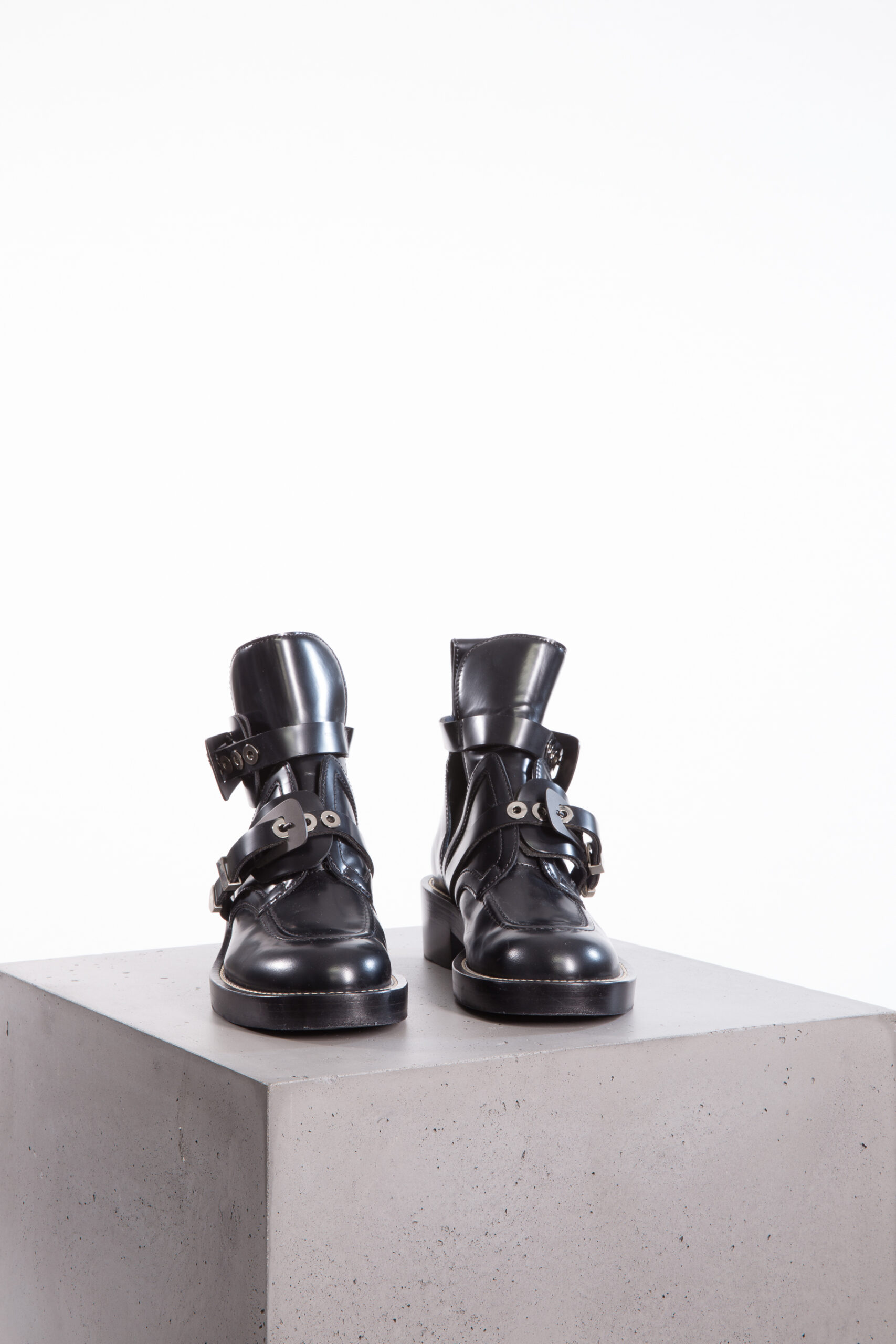 BALENCIAGA Ceinture Cut-Out Leather Ankle Boots BALENCIAGA Ceinture Cut-Out Leather Ankle Boots