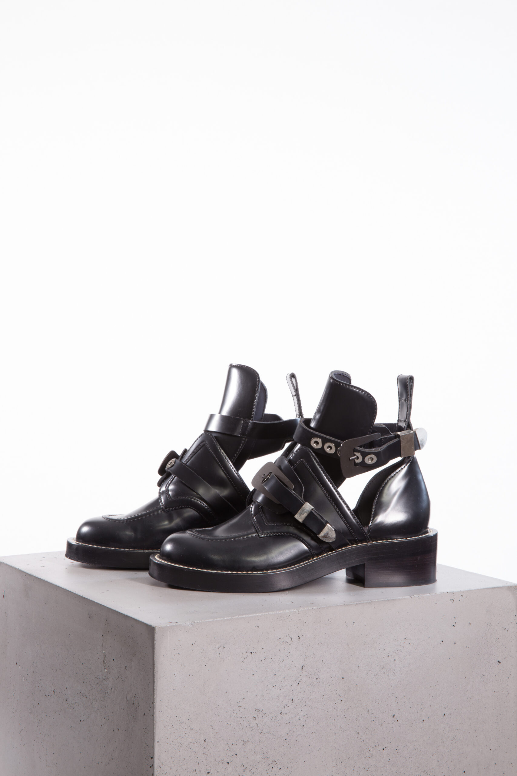 BALENCIAGA Ceinture Cut-Out Leather Ankle Boots BALENCIAGA Ceinture Cut-Out Leather Ankle Boots