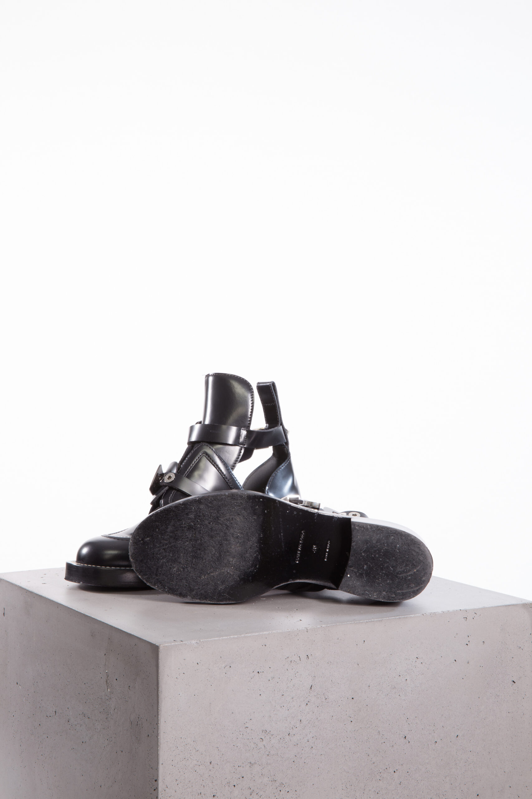 BALENCIAGA Ceinture Cut-Out Leather Ankle Boots BALENCIAGA Ceinture Cut-Out Leather Ankle Boots