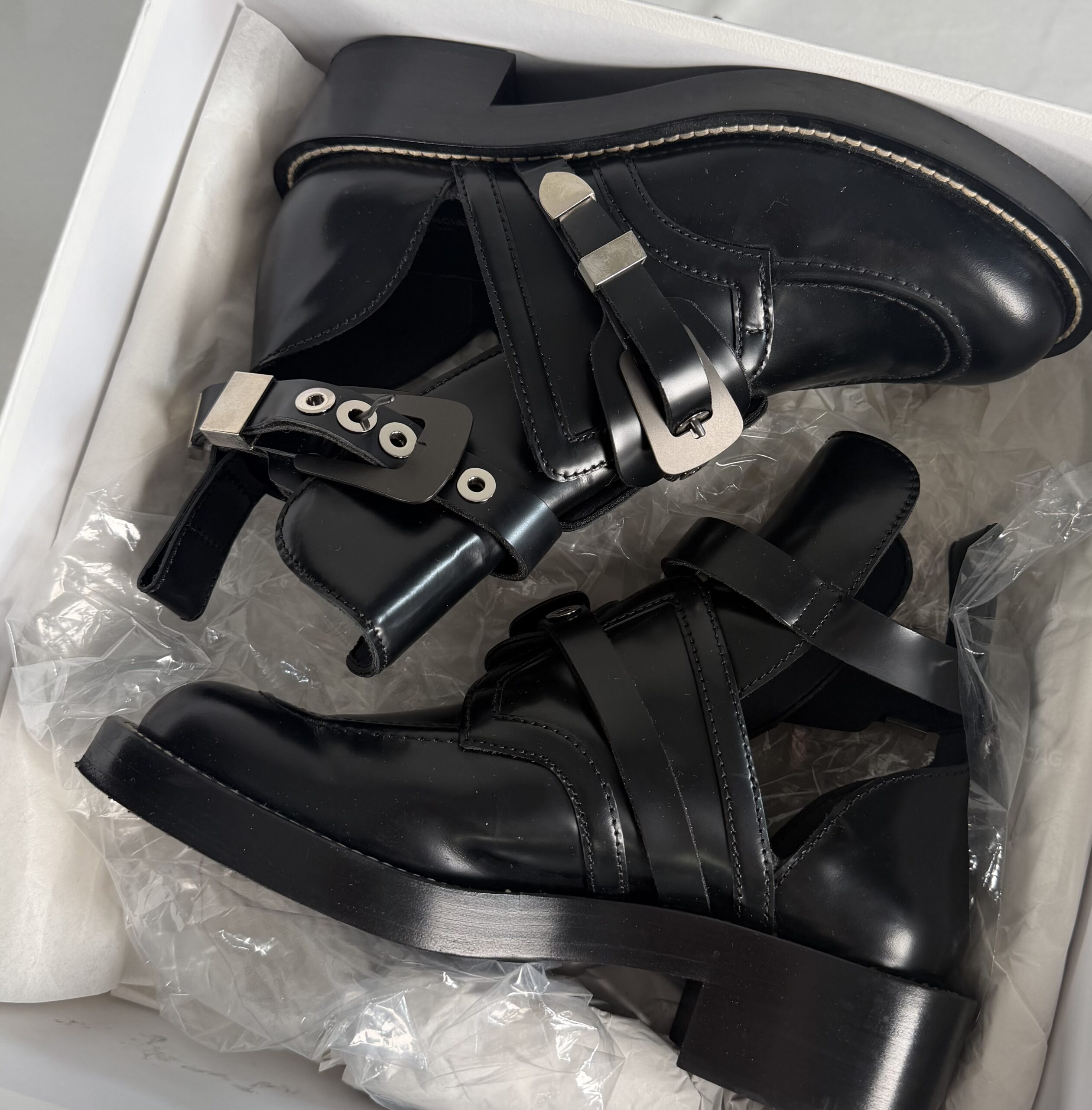 BALENCIAGA Ceinture Cut-Out Leather Ankle Boots BALENCIAGA Ceinture Cut-Out Leather Ankle Boots